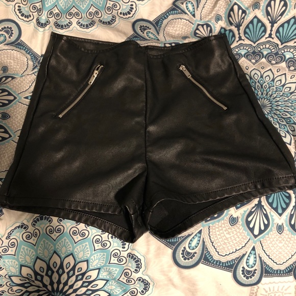 Divided Pants - High waisted faux leather shorts